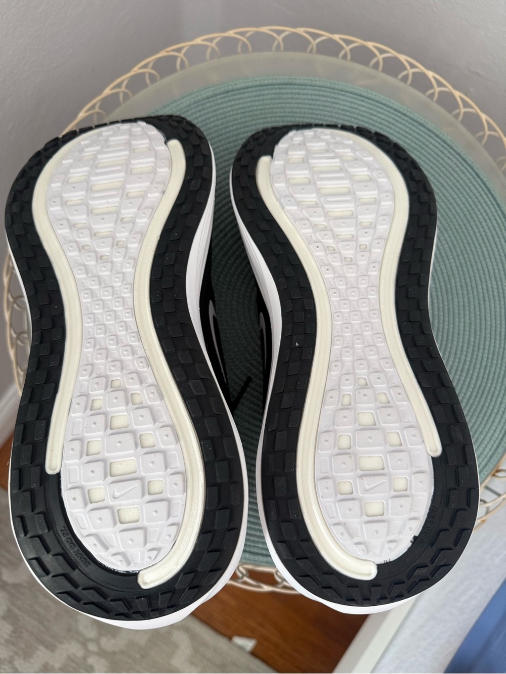 Nike Vomero Plus Men’s Black and White Athletic Running Shoes - Picture 5 of 10